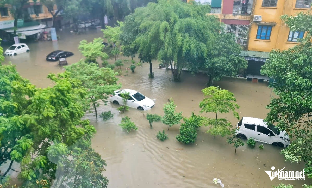 Thanh Hóa: Người dân không kịp trở tay nhìn loạt ô tô ngập trong 'biển nước' - Ảnh 2. Thanh Hóa: Người dân không kịp trở tay nhìn loạt ô tô ngập trong 'biển nước' - Ảnh 2.