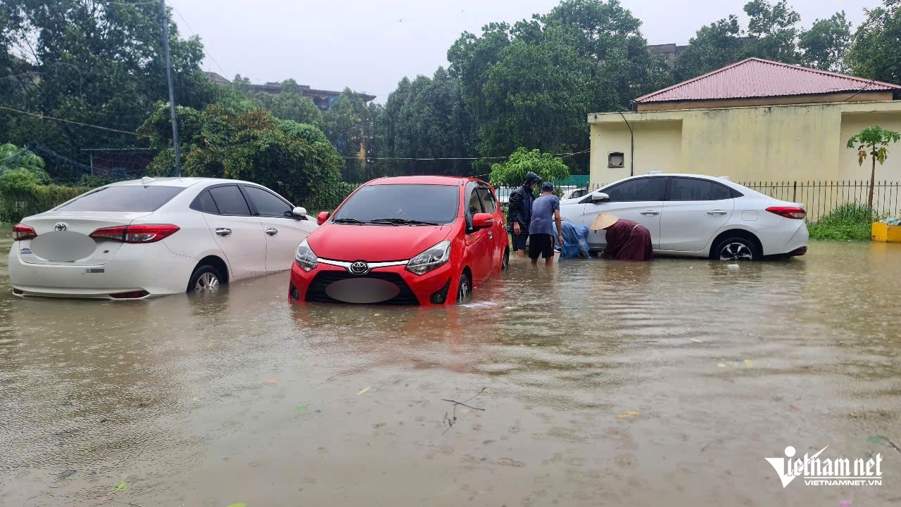 Thanh Hóa: Người dân không kịp trở tay nhìn loạt ô tô ngập trong 'biển nước' - Ảnh 3. Thanh Hóa: Người dân không kịp trở tay nhìn loạt ô tô ngập trong 'biển nước' - Ảnh 3.