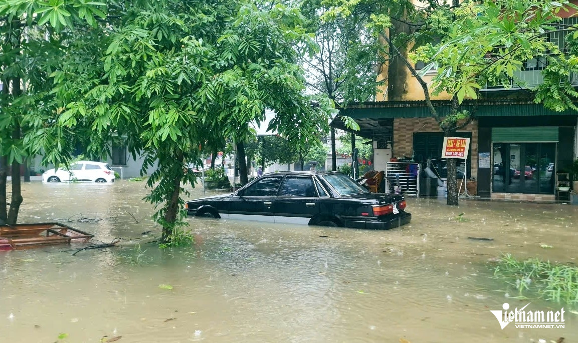 Thanh Hóa: Người dân không kịp trở tay nhìn loạt ô tô ngập trong 'biển nước' - Ảnh 5. Thanh Hóa: Người dân không kịp trở tay nhìn loạt ô tô ngập trong 'biển nước' - Ảnh 5.