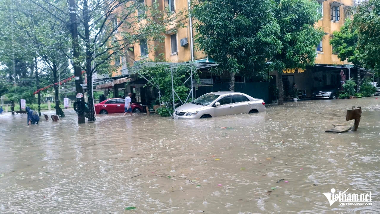 Thanh Hóa: Người dân không kịp trở tay nhìn loạt ô tô ngập trong 'biển nước' - Ảnh 6. Thanh Hóa: Người dân không kịp trở tay nhìn loạt ô tô ngập trong 'biển nước' - Ảnh 6.