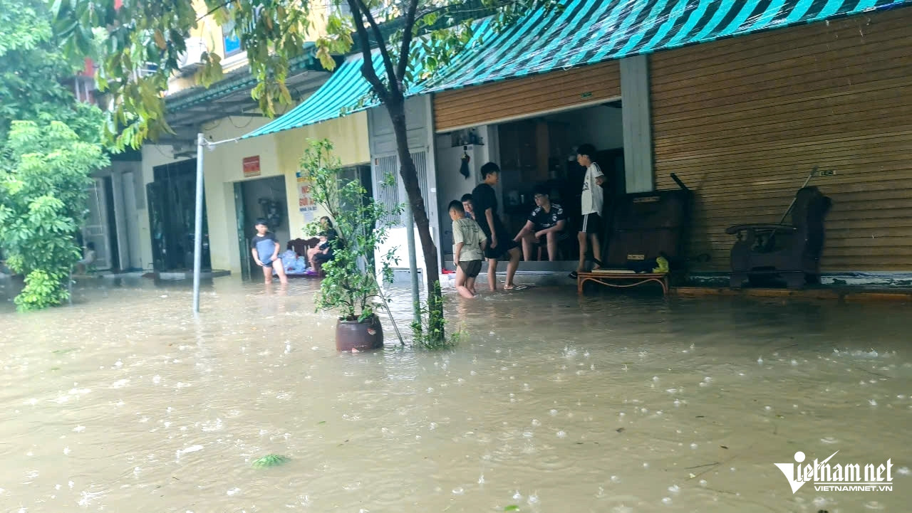 Thanh Hóa: Người dân không kịp trở tay nhìn loạt ô tô ngập trong 'biển nước' - Ảnh 7. Thanh Hóa: Người dân không kịp trở tay nhìn loạt ô tô ngập trong 'biển nước' - Ảnh 7.