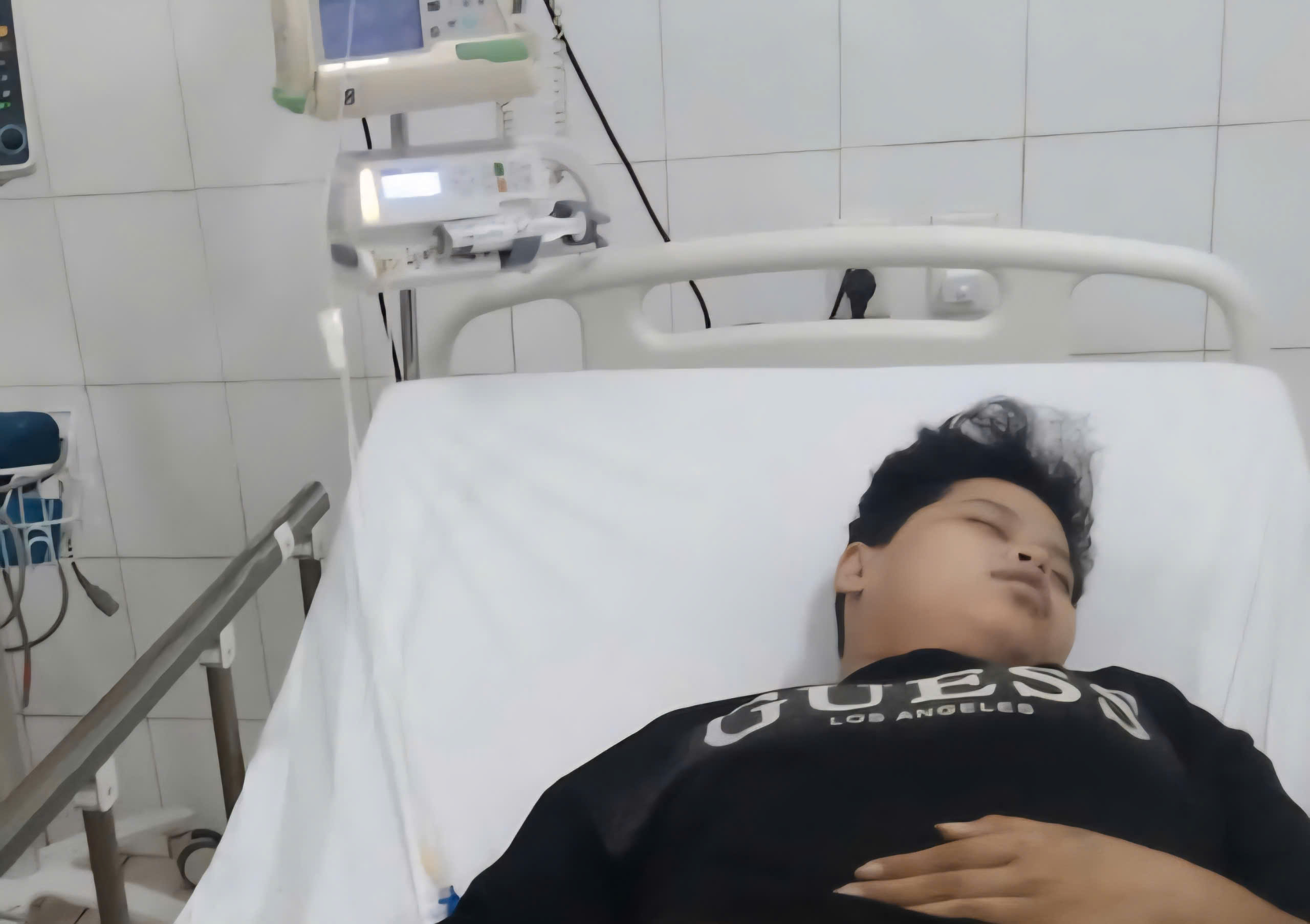 Mẹ trẻ kiệt quệ cầu mong sự sống cho 2 con mắc bệnh hiểm nghèo- Ảnh 1. Mẹ trẻ kiệt quệ cầu mong sự sống cho 2 con mắc bệnh hiểm nghèo- Ảnh 1.