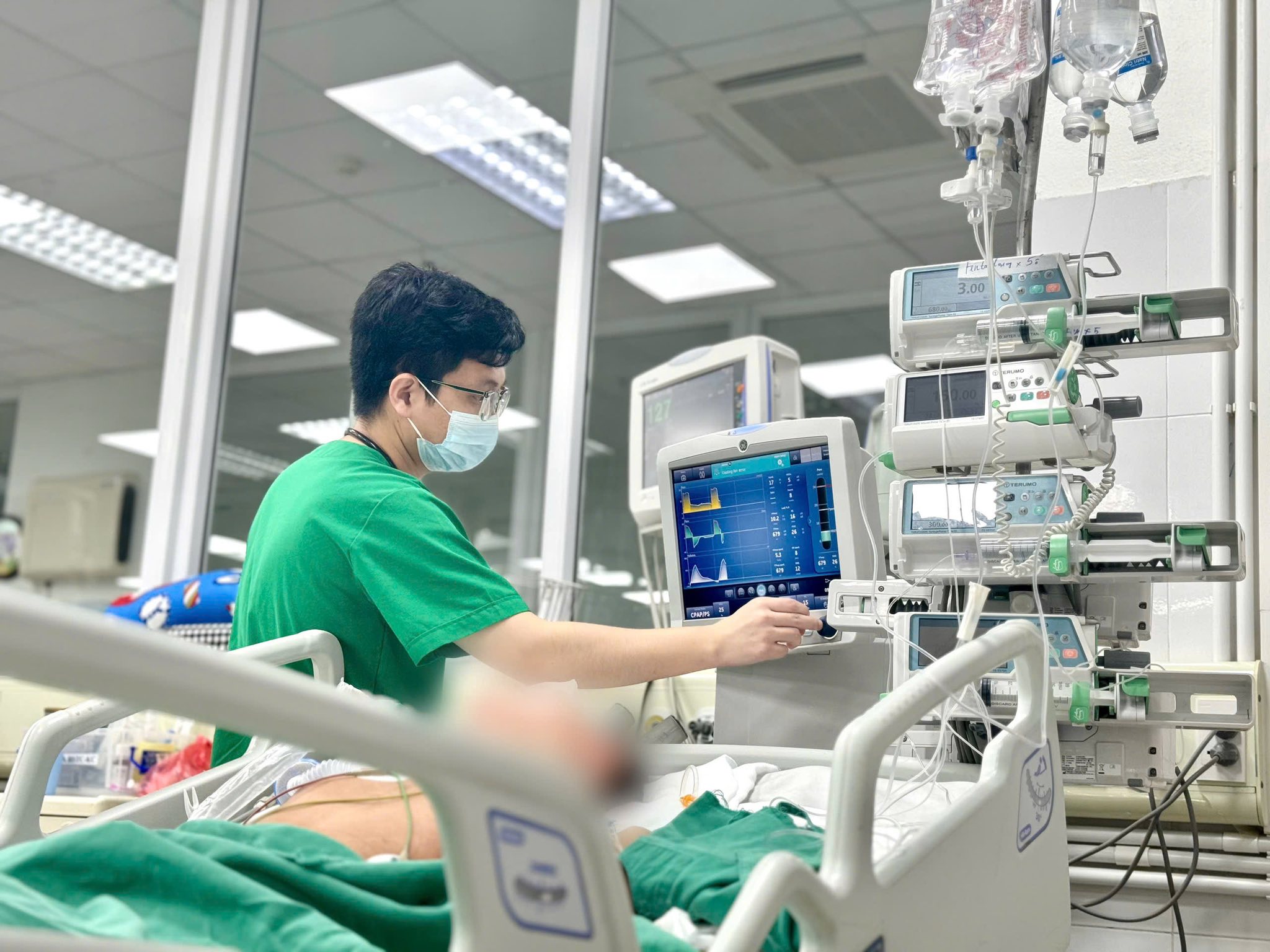 Sốt cao liên tục, nam thanh niên 17 tuổi bị di chứng thần kinh nghiêm trọng do căn bệnh quen thuộc này - Ảnh 1.