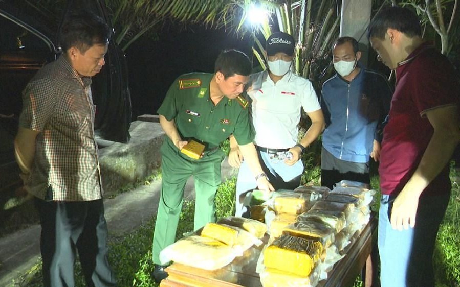 Bí mật bên trong thùng xe 7 chỗ từ Lào về Việt Nam