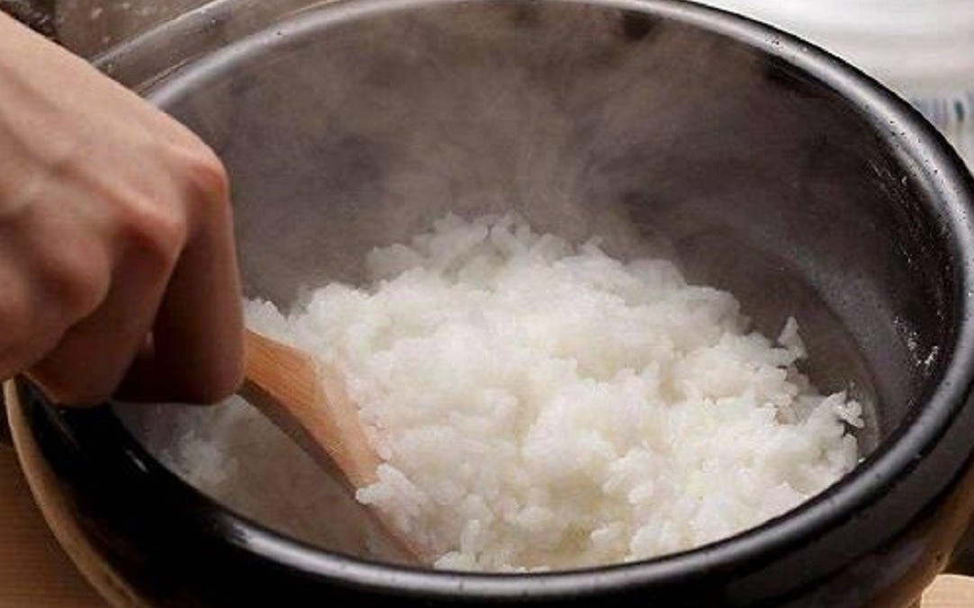 Thêm vài hạt nhà nào cũng có này, nấu cơm thơm hơn, dẻo hơn và lâu thiu hơn kể cả khi trời nắng nóng