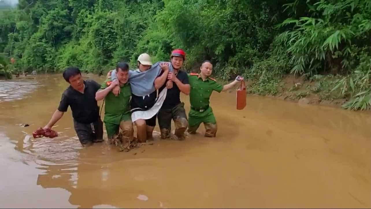 Vượt lũ, lội bùn đưa sản phụ suốt chặng đường 20km đi sinh - Ảnh 1. Vượt lũ, lội bùn đưa sản phụ suốt chặng đường 20km đi sinh - Ảnh 1.