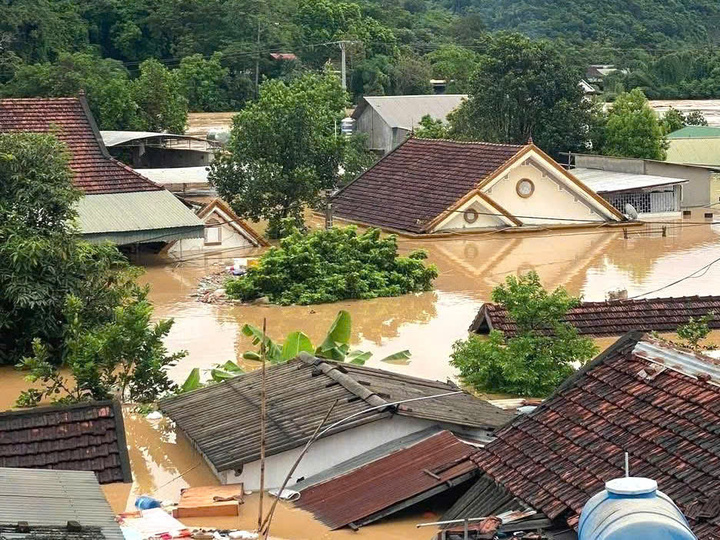 Lũ quét ở Nghệ An: Nước dâng cao, đường sạt lở, các đoàn cứu hộ bị cô lập - Ảnh 2. Lũ quét ở Nghệ An: Nước dâng cao, đường sạt lở, các đoàn cứu hộ bị cô lập - Ảnh 2.