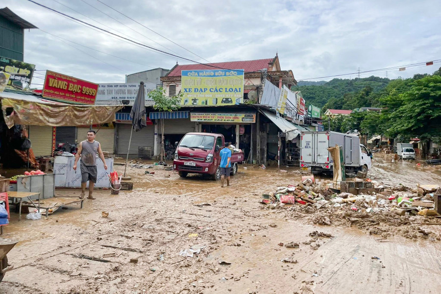 Ngổn ngang cảnh bùn non dày đặc quện nhà cửa, tài sản ở vùng lũ Nghệ An - Ảnh 2. Ngổn ngang cảnh bùn non dày đặc quện nhà cửa, tài sản ở vùng lũ Nghệ An - Ảnh 2.