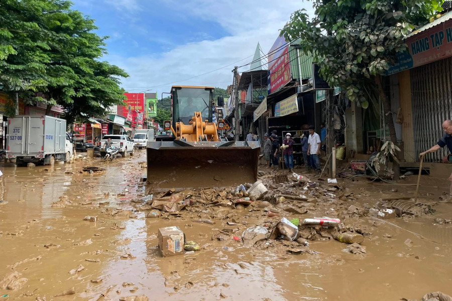 Ngổn ngang cảnh bùn non dày đặc quện nhà cửa, tài sản ở vùng lũ Nghệ An - Ảnh 3. Ngổn ngang cảnh bùn non dày đặc quện nhà cửa, tài sản ở vùng lũ Nghệ An - Ảnh 3.