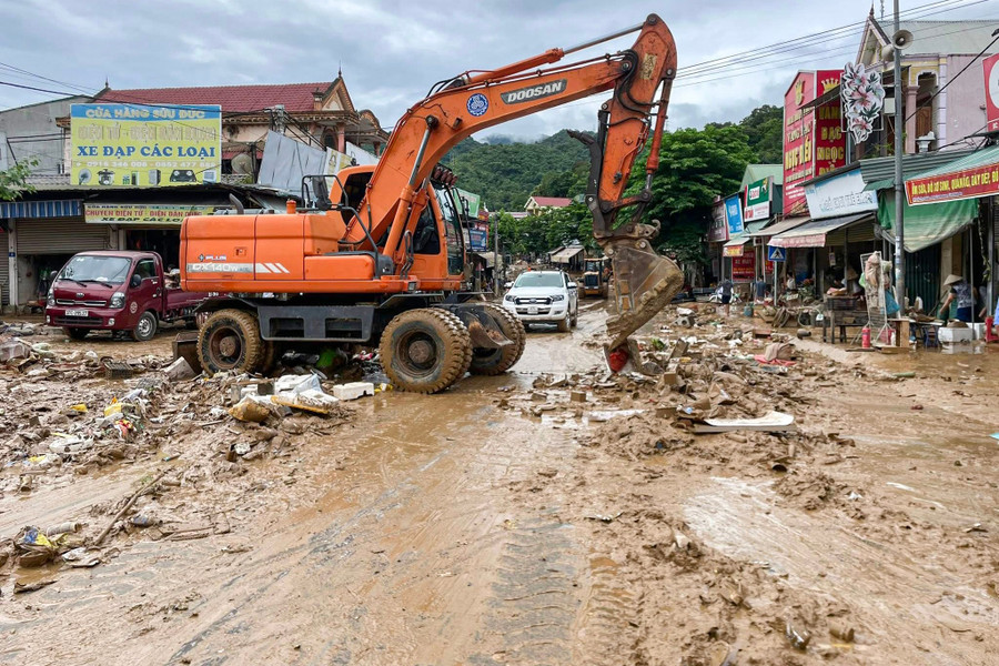 Ngổn ngang cảnh bùn non dày đặc quện nhà cửa, tài sản ở vùng lũ Nghệ An - Ảnh 1. Ngổn ngang cảnh bùn non dày đặc quện nhà cửa, tài sản ở vùng lũ Nghệ An - Ảnh 1.