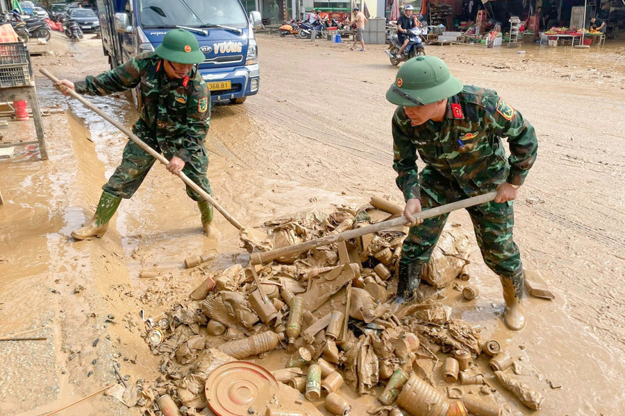 Ngổn ngang cảnh bùn non dày đặc quện nhà cửa, tài sản ở vùng lũ Nghệ An - Ảnh 4. Ngổn ngang cảnh bùn non dày đặc quện nhà cửa, tài sản ở vùng lũ Nghệ An - Ảnh 4.