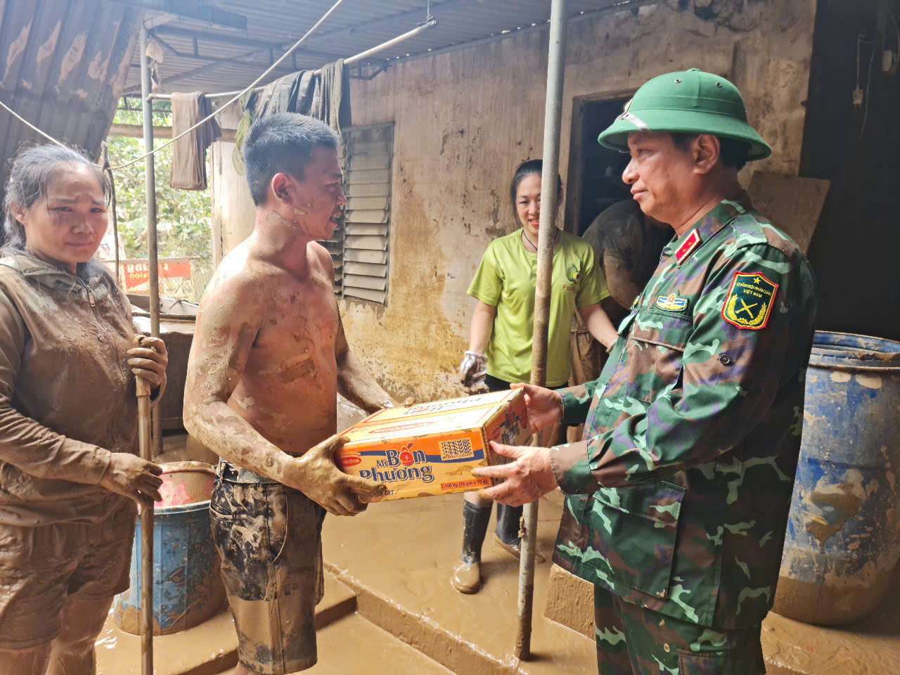 Nước lũ cô lập, người dân xúc động bật khóc khi trực thăng thả lương thực - Ảnh 5.