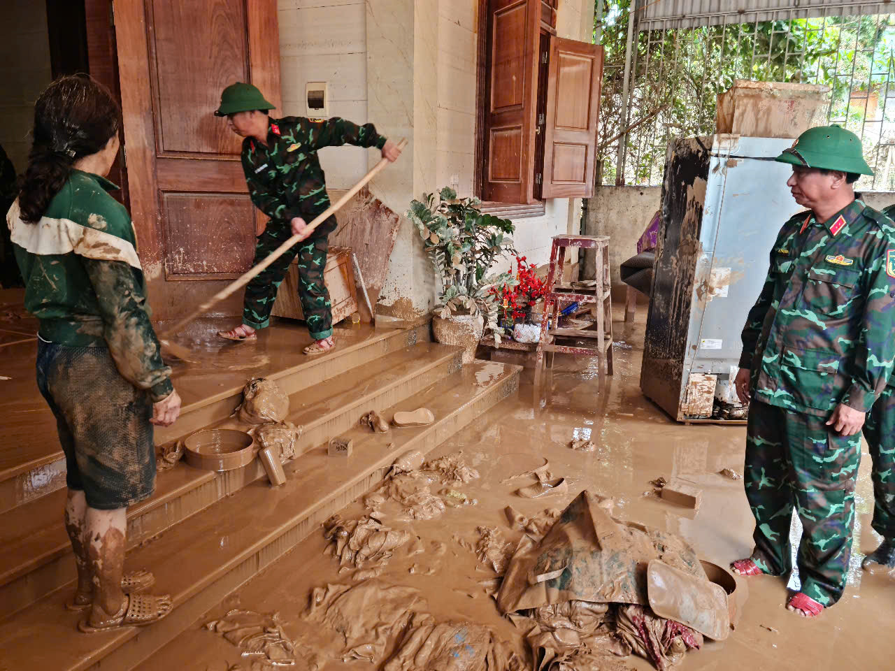 Nước lũ cô lập, người dân xúc động bật khóc khi trực thăng thả lương thực - Ảnh 7.