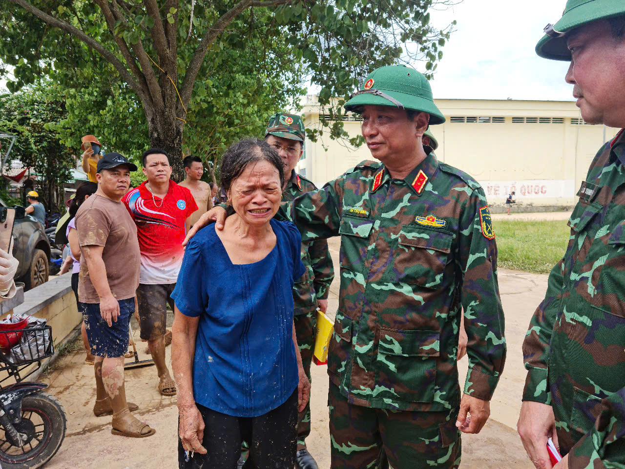 Nước lũ cô lập, người dân xúc động bật khóc khi trực thăng thả lương thực - Ảnh 3.