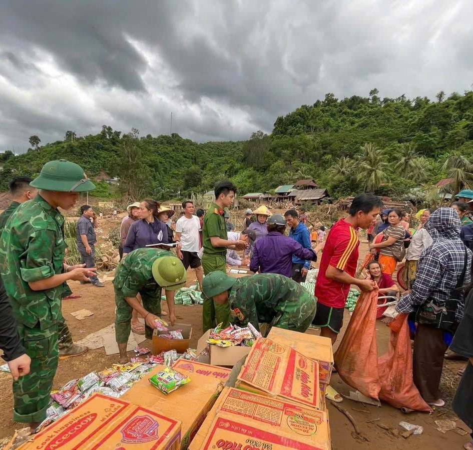 Nước lũ cô lập, người dân xúc động bật khóc khi trực thăng thả lương thực - Ảnh 4.