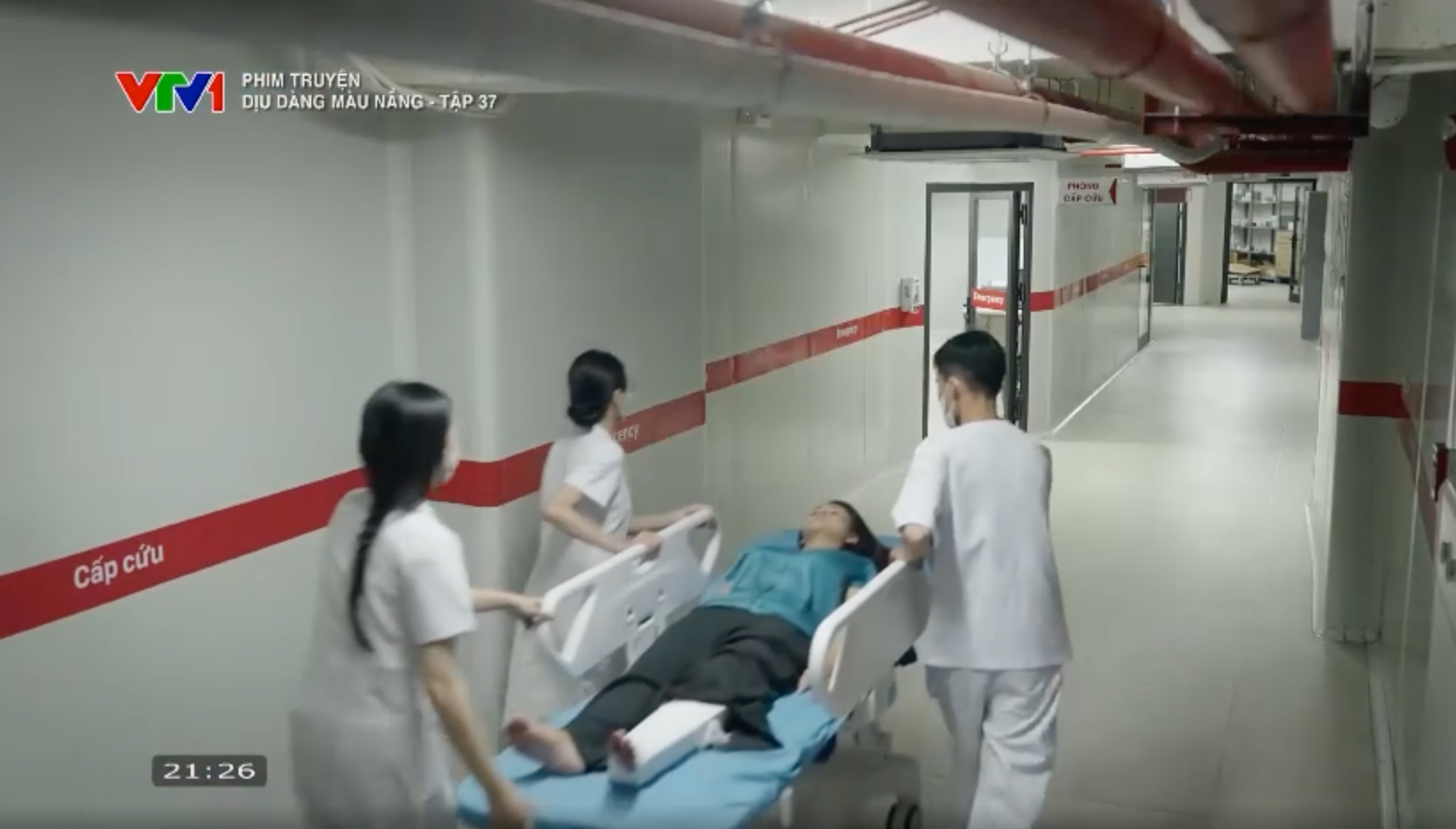 Dịu dàng màu nắng - Tập 37: Lan Anh gặp tai nạn nguy kịch, Thảo gây sốc với người yêu mới - Ảnh 4.