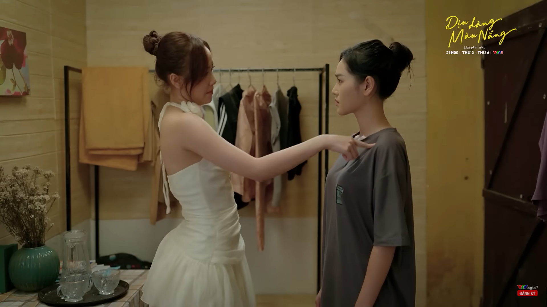 'Dịu dàng màu nắng' mới nhất (tập 38): Nam ngăn Thảo tiết lộ bằng một cái tát, Lan Anh phát hiện điều bí mật - Ảnh 1. Dịu dàng màu nắng - Tập 38: Lan Anh phát hiện em gái hàng xóm nhòm ngó chồng mình - Ảnh 2.