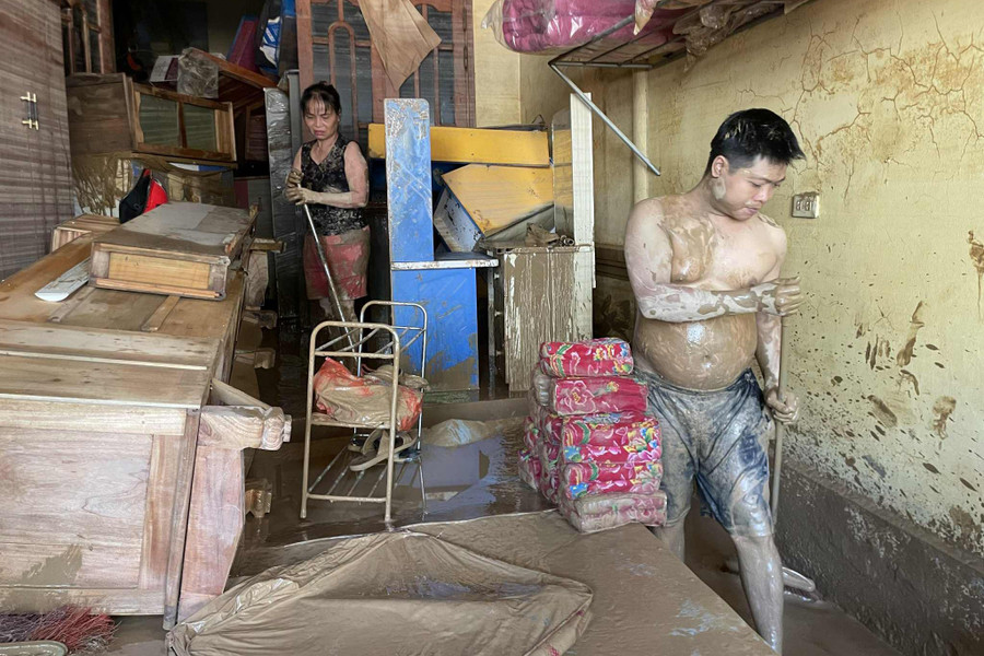 Ngổn ngang cảnh bùn non dày đặc quện nhà cửa, tài sản ở vùng lũ Nghệ An - Ảnh 11. Ngổn ngang cảnh bùn non dày đặc quện nhà cửa, tài sản ở vùng lũ Nghệ An - Ảnh 11.