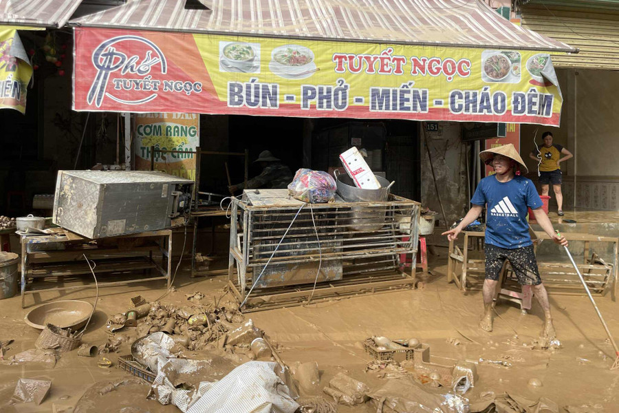 Ngổn ngang cảnh bùn non dày đặc quện nhà cửa, tài sản ở vùng lũ Nghệ An - Ảnh 5. Ngổn ngang cảnh bùn non dày đặc quện nhà cửa, tài sản ở vùng lũ Nghệ An - Ảnh 5.
