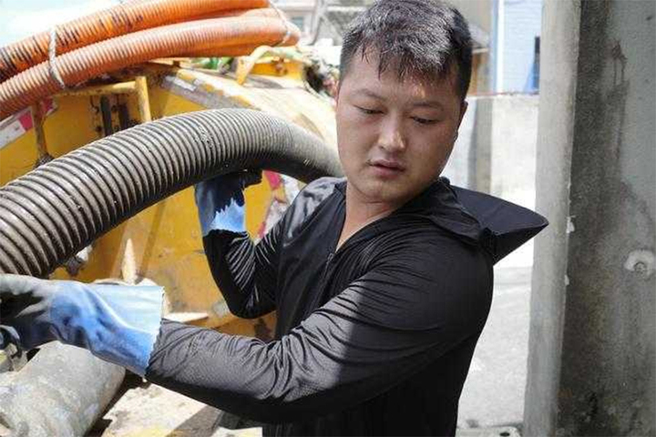 Tưởng ế vì nghề dọn phân, không ngờ có người đẹp vượt 700km đến kết đôi - Ảnh 1. Tưởng ế vì nghề dọn phân, không ngờ có người đẹp vượt 700km đến kết đôi - Ảnh 1.