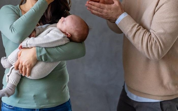 Tôi sợ hãi khi mỗi lần đi ăn, đi chơi với bạn bè lại thấy vợ mang con đến