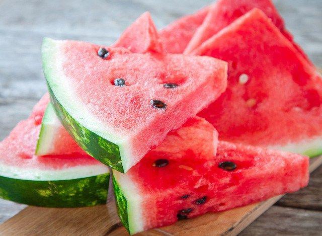 Người phụ nữ bị nhiễm trùng não vì mắc sai lầm trong lúc ăn dưa hấu - Ảnh 1.