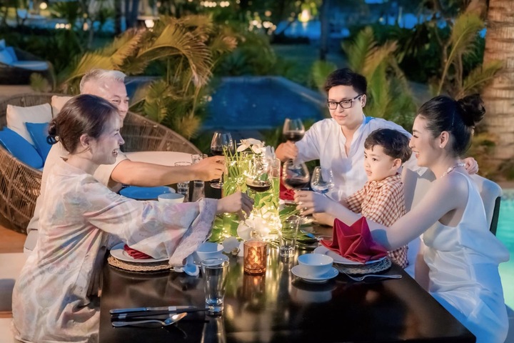 7 năm cưới chồng kém tuổi, Á hậu có gương mặt phúc hậu nhất Việt Nam giờ ra sao? - Ảnh 4. 7 năm cưới chồng kém tuổi, Á hậu có gương mặt phúc hậu nhất Việt Nam giờ ra sao? - Ảnh 4.