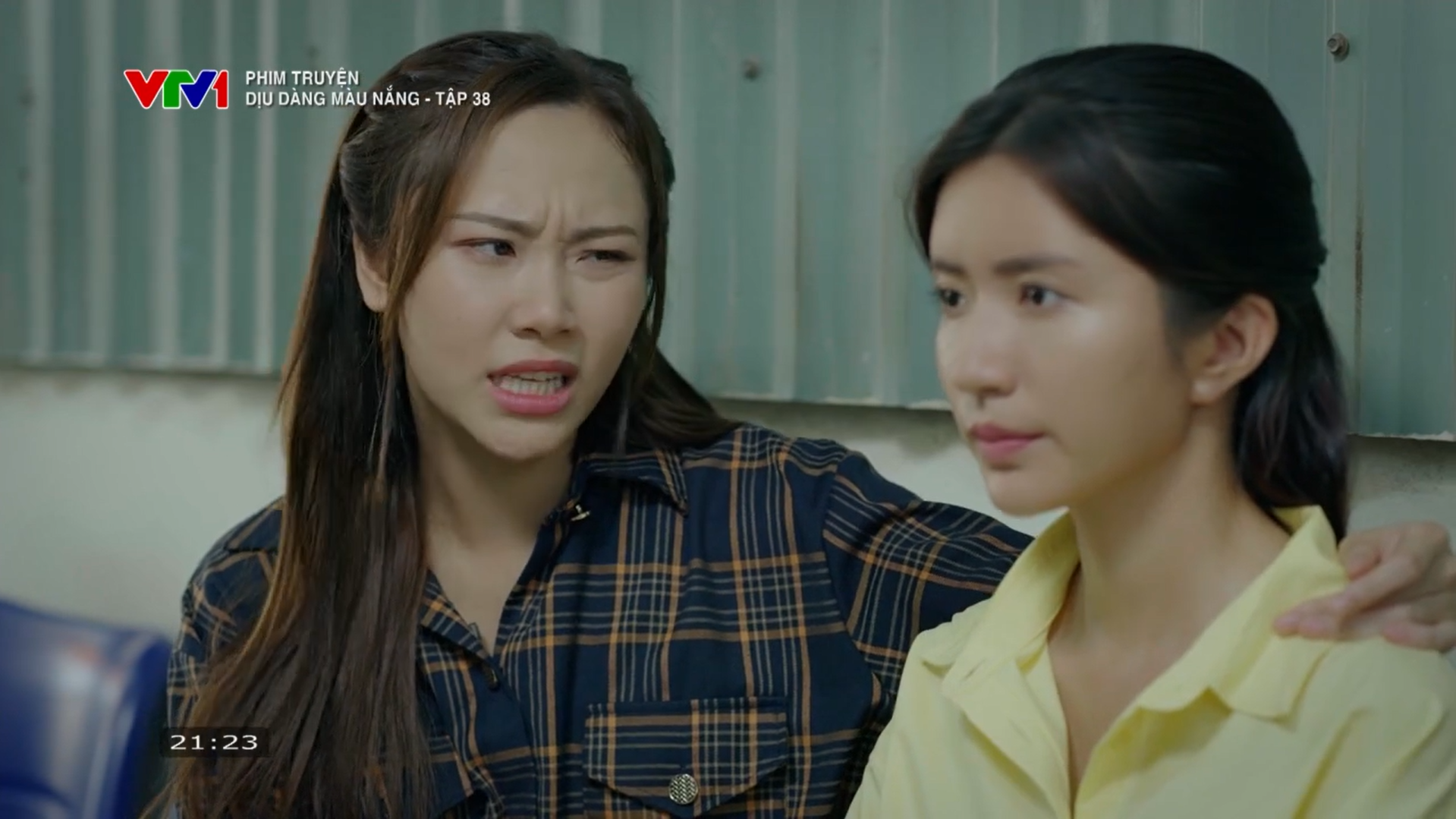 'Dịu dàng màu nắng' tập mới nhất: Xóm trọ tan nát vì Thảo, Xuân tự ti khi yêu sếp Phong - Ảnh 2. Dịu dàng màu nắng - Tập 38: Thảo khiến cả xóm trọ tan nát rồi bỏ đi - Ảnh 3.