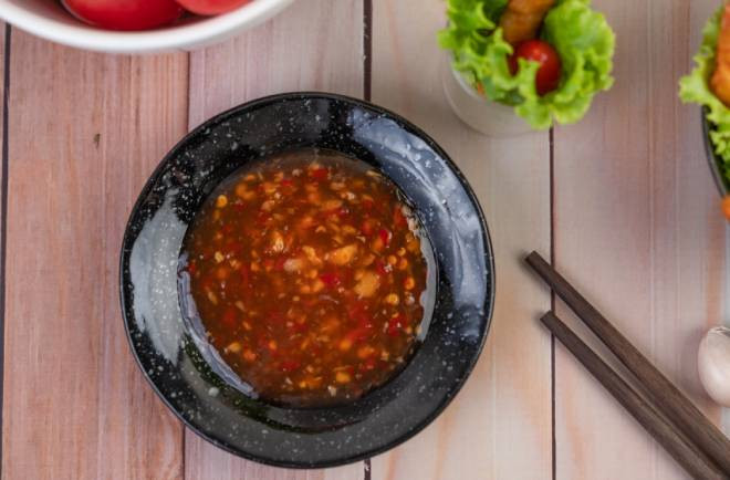 Về nhà bạn trai ra mắt, cô gái "hết hồn" vì 6 người chung 1 bát nước chấm