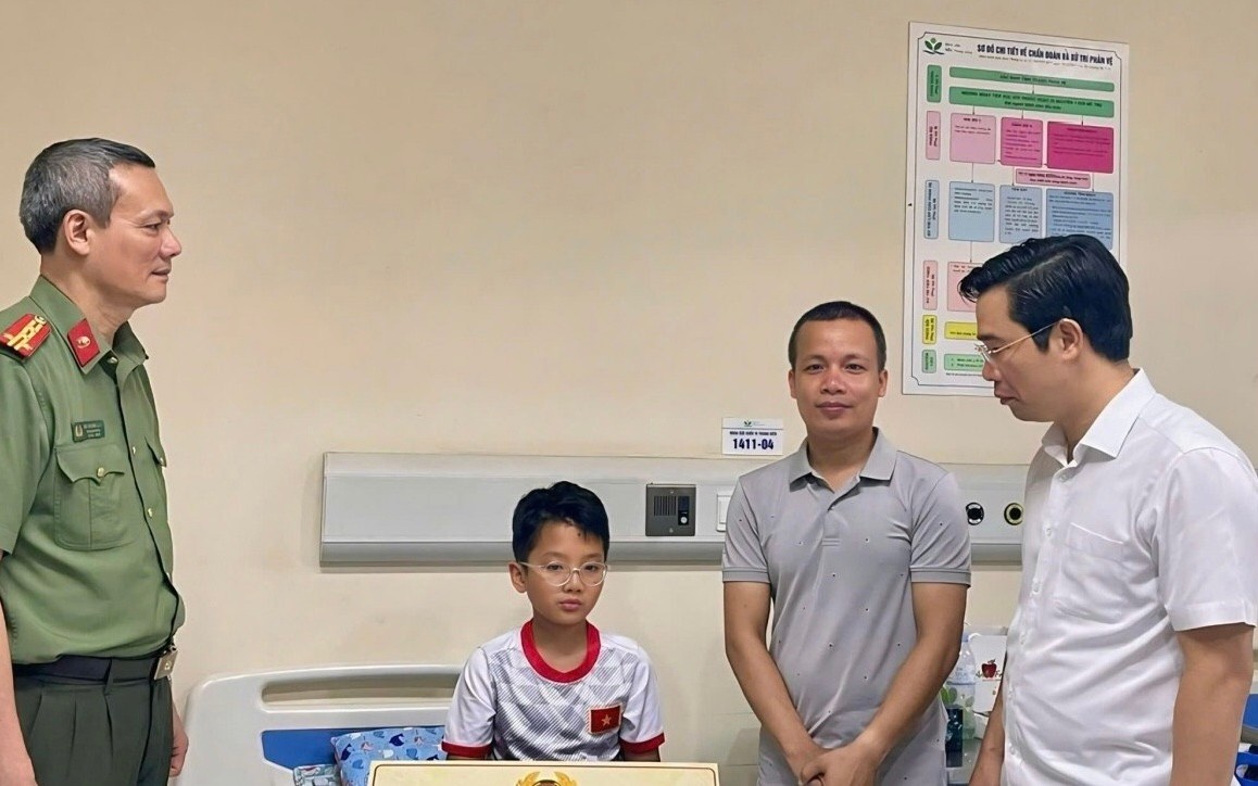 Công an Quảng Ninh nhận đỡ đầu cháu bé sống sót vụ lật tàu trên vịnh Hạ Long