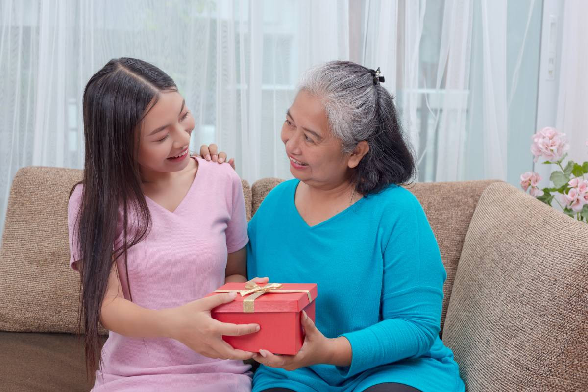 Đi du lịch cùng mẹ chồng cũ, người phụ nữ nghẹn lời nghe chồng mới nói 2 câu - Ảnh 2.