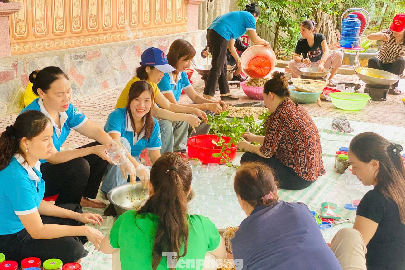 Ấm lòng tình người hướng về đồng bào vùng lũ Nghệ An - Ảnh 6. Ấm lòng tình người hướng về đồng bào vùng lũ Nghệ An - Ảnh 6.