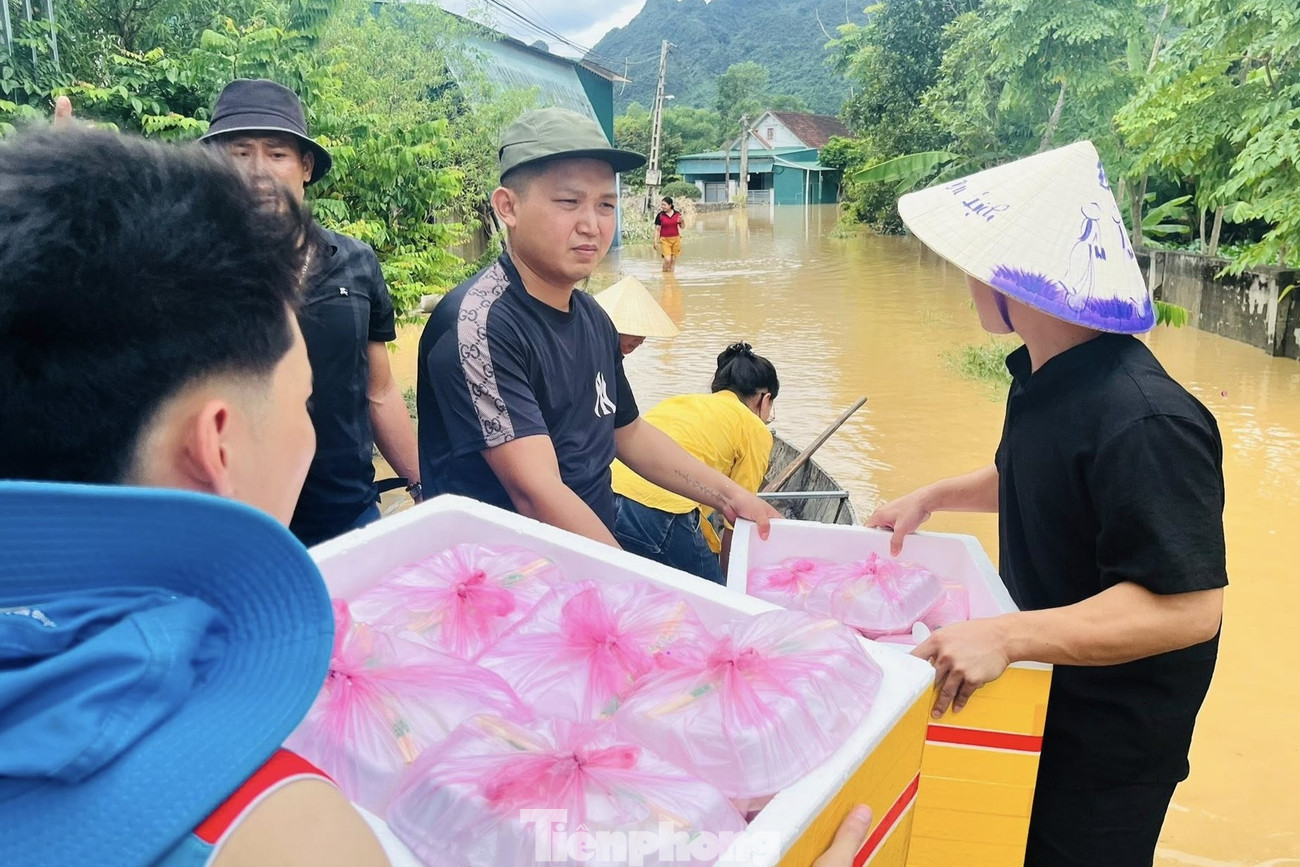 Ấm lòng tình người hướng về đồng bào vùng lũ Nghệ An - Ảnh 9. Ấm lòng tình người hướng về đồng bào vùng lũ Nghệ An - Ảnh 9.