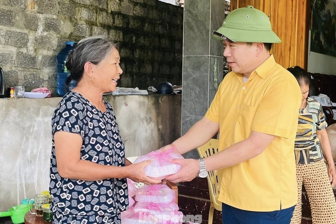 Ấm lòng tình người hướng về đồng bào vùng lũ Nghệ An - Ảnh 10. Ấm lòng tình người hướng về đồng bào vùng lũ Nghệ An - Ảnh 10.