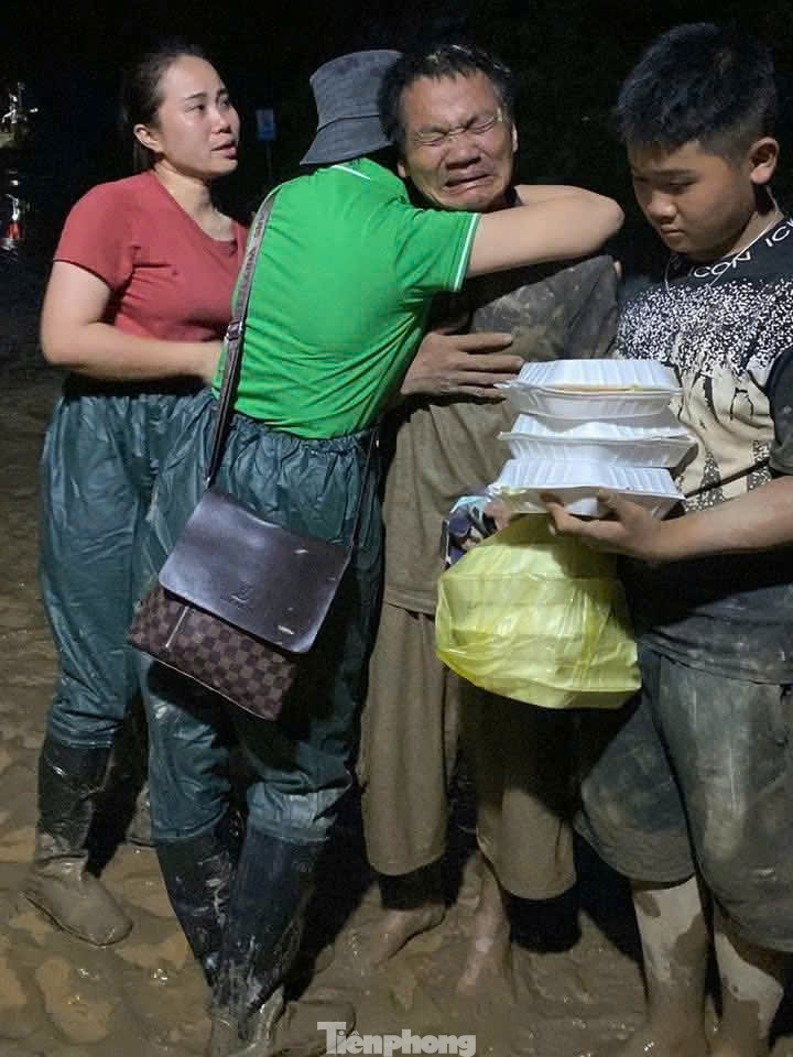 Ấm lòng tình người hướng về đồng bào vùng lũ Nghệ An - Ảnh 13. Ấm lòng tình người hướng về đồng bào vùng lũ Nghệ An - Ảnh 13.