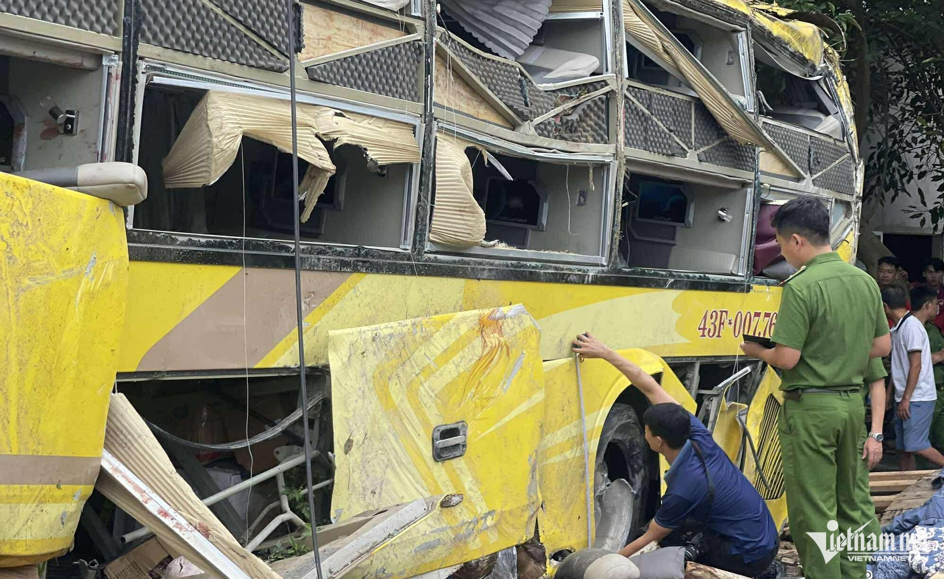 Từ vụ lật xe khách 10 người chết ở Hà Tĩnh: Vì sao tai nạn nghiêm trọng thường xảy ra ban đêm? - Ảnh 1.