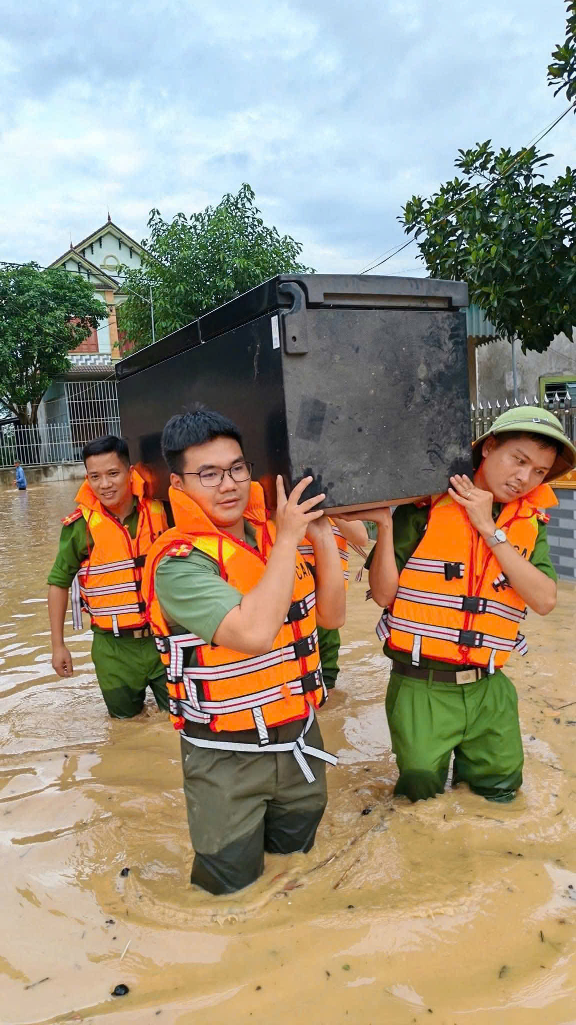 Công an Nghệ An huy động hàng trăm cán bộ chiến sĩ khẩn trương giúp dân vùng lũ
- Ảnh 4.