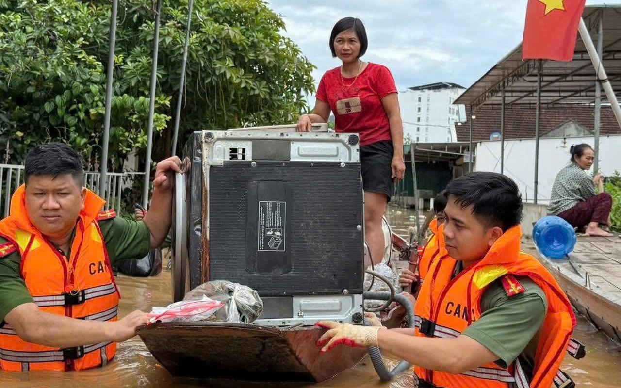 Công an Nghệ An huy động hàng trăm cán bộ chiến sĩ khẩn trương giúp dân vùng lũ 