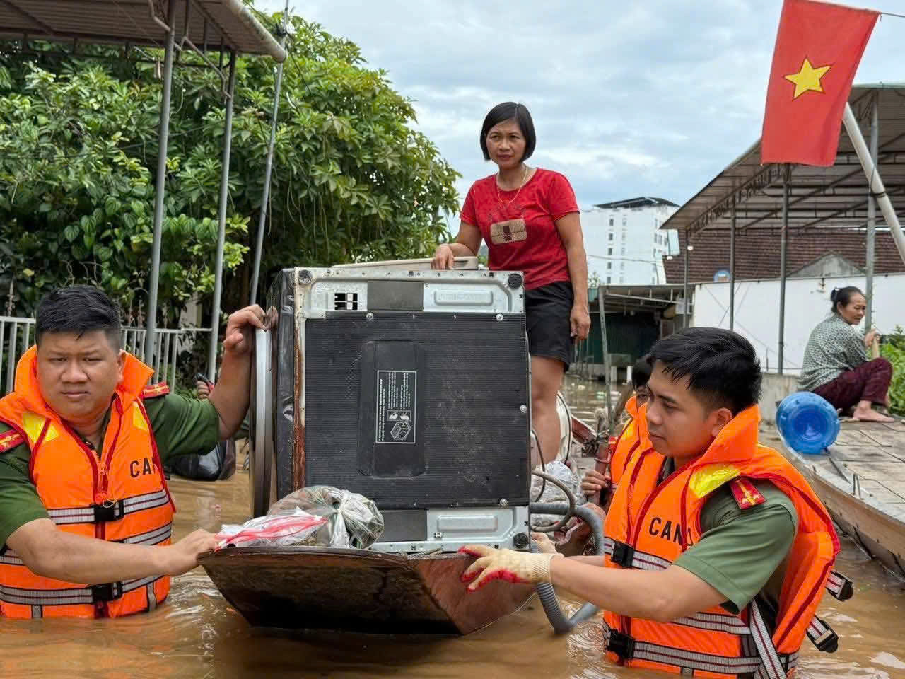 Công an Nghệ An huy động hàng trăm cán bộ chiến sĩ khẩn trương giúp dân vùng lũ
- Ảnh 5.