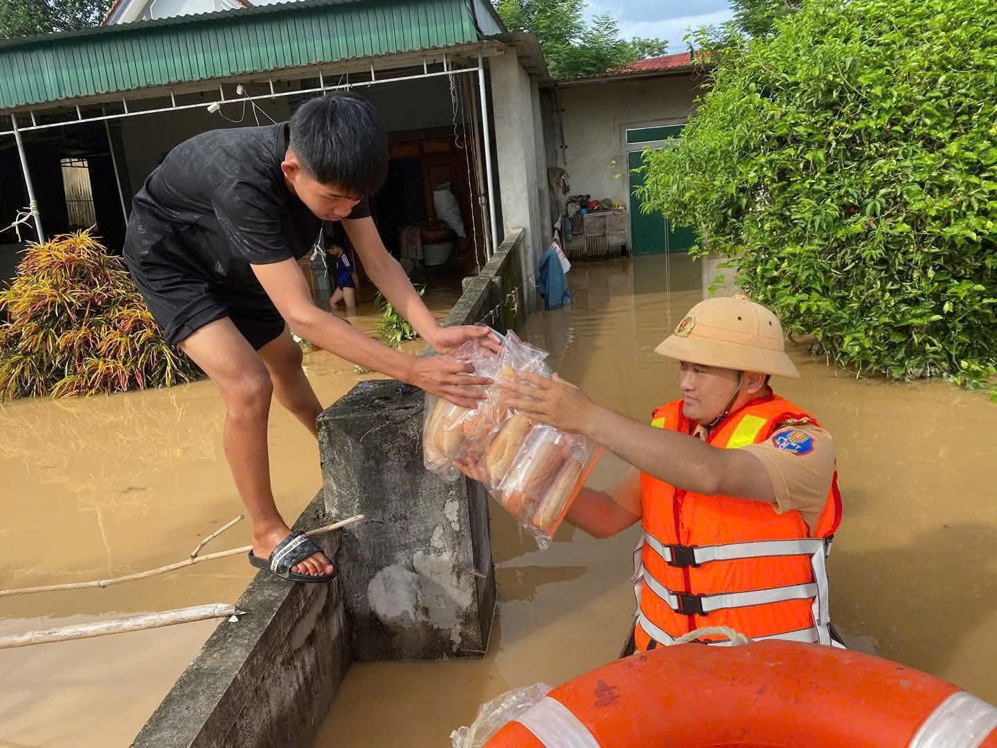 Công an Nghệ An huy động hàng trăm cán bộ chiến sĩ khẩn trương giúp dân vùng lũ
- Ảnh 6.