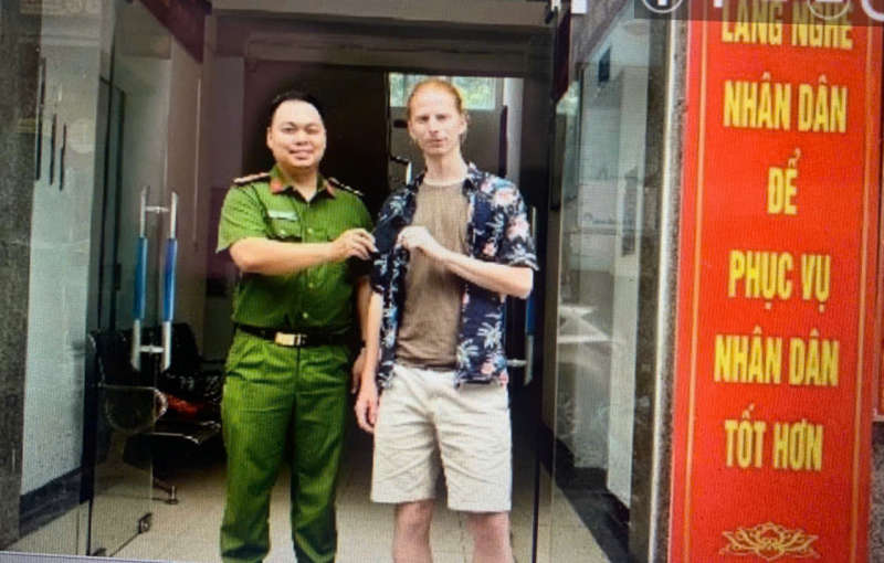 Bắt tài xế taxi cướp giật tài sản của du khách người nước ngoài - Ảnh 1.