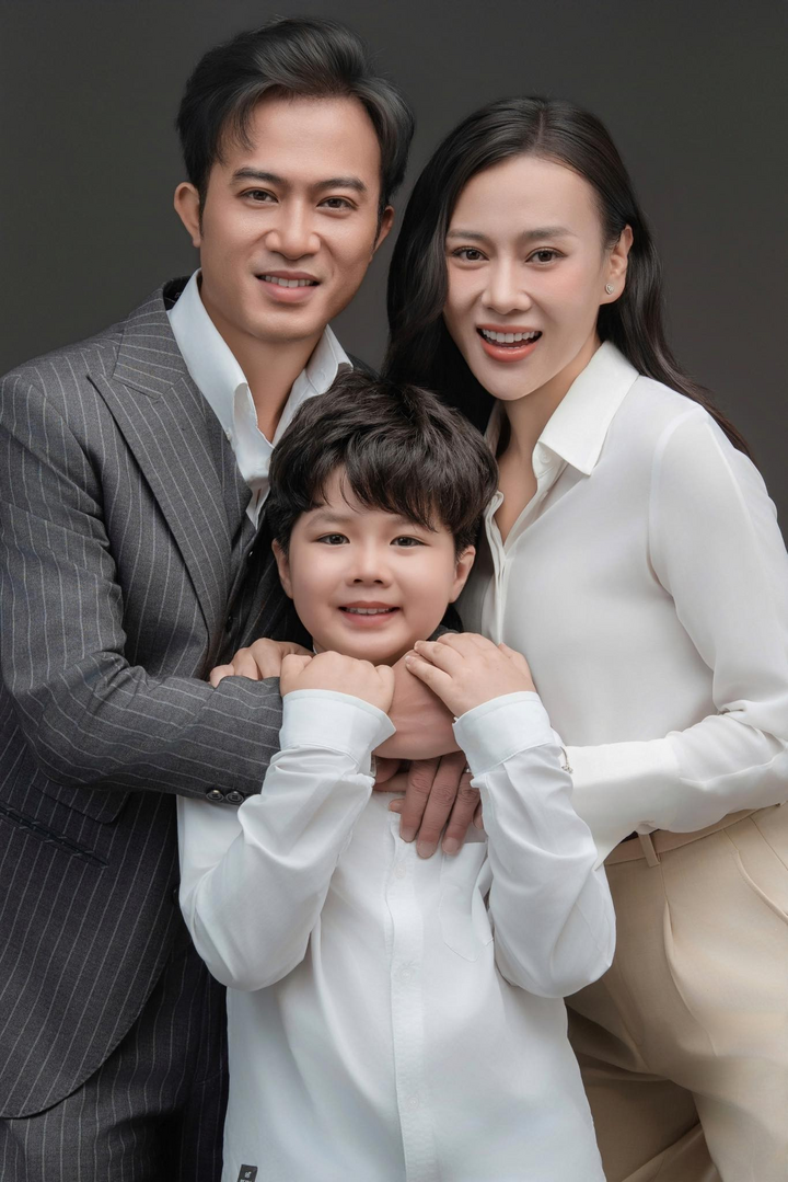 Cặp đôi 'Quỳnh búp bê' tái xuất gây tranh cãi - Ảnh 2. Cặp đôi 'Quỳnh búp bê' tái xuất gây tranh cãi - Ảnh 2.