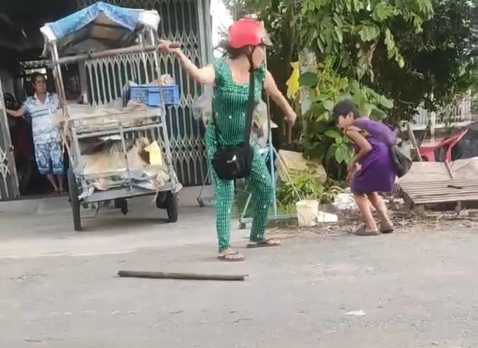 Bé trai bị cô ruột đánh đập dã man vì 'bán vé số ế' - Ảnh 1. Bé trai bị cô ruột đánh đập dã man vì 'bán vé số ế' - Ảnh 1.
