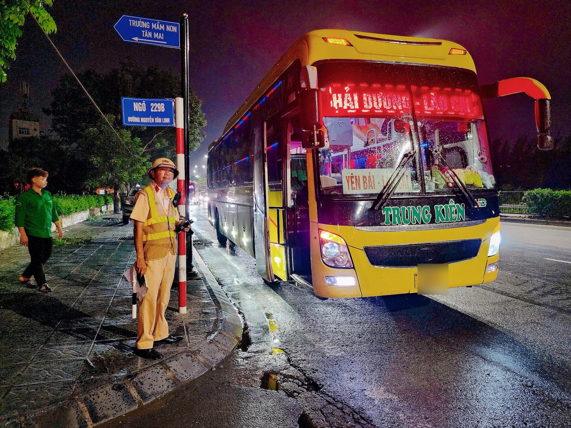 Hà Nội: CSGT 'trắng đêm' kiểm soát hoạt động vận tải, gần 200 vi phạm bị xử lý- Ảnh 1.
