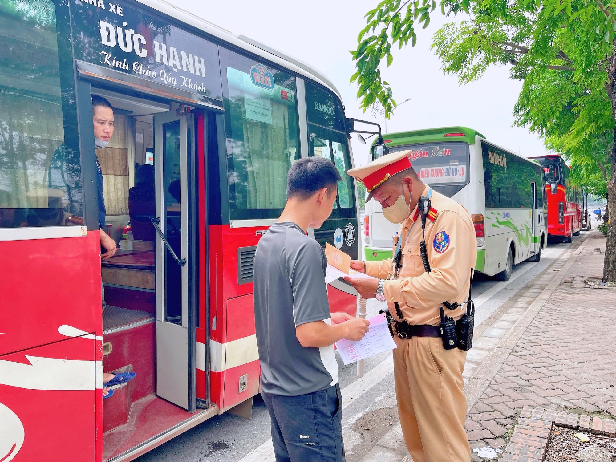 Hà Nội: CSGT 'trắng đêm' kiểm soát hoạt động vận tải, gần 200 vi phạm bị xử lý- Ảnh 3.