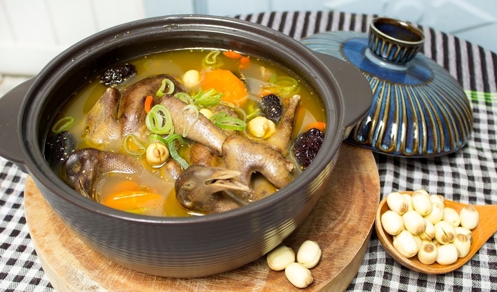 Cách làm bồ câu hầm hạt sen thơm ngon, cực dễ - Ảnh 1. Cách làm bồ câu hầm hạt sen thơm ngon, cực dễ - Ảnh 1.