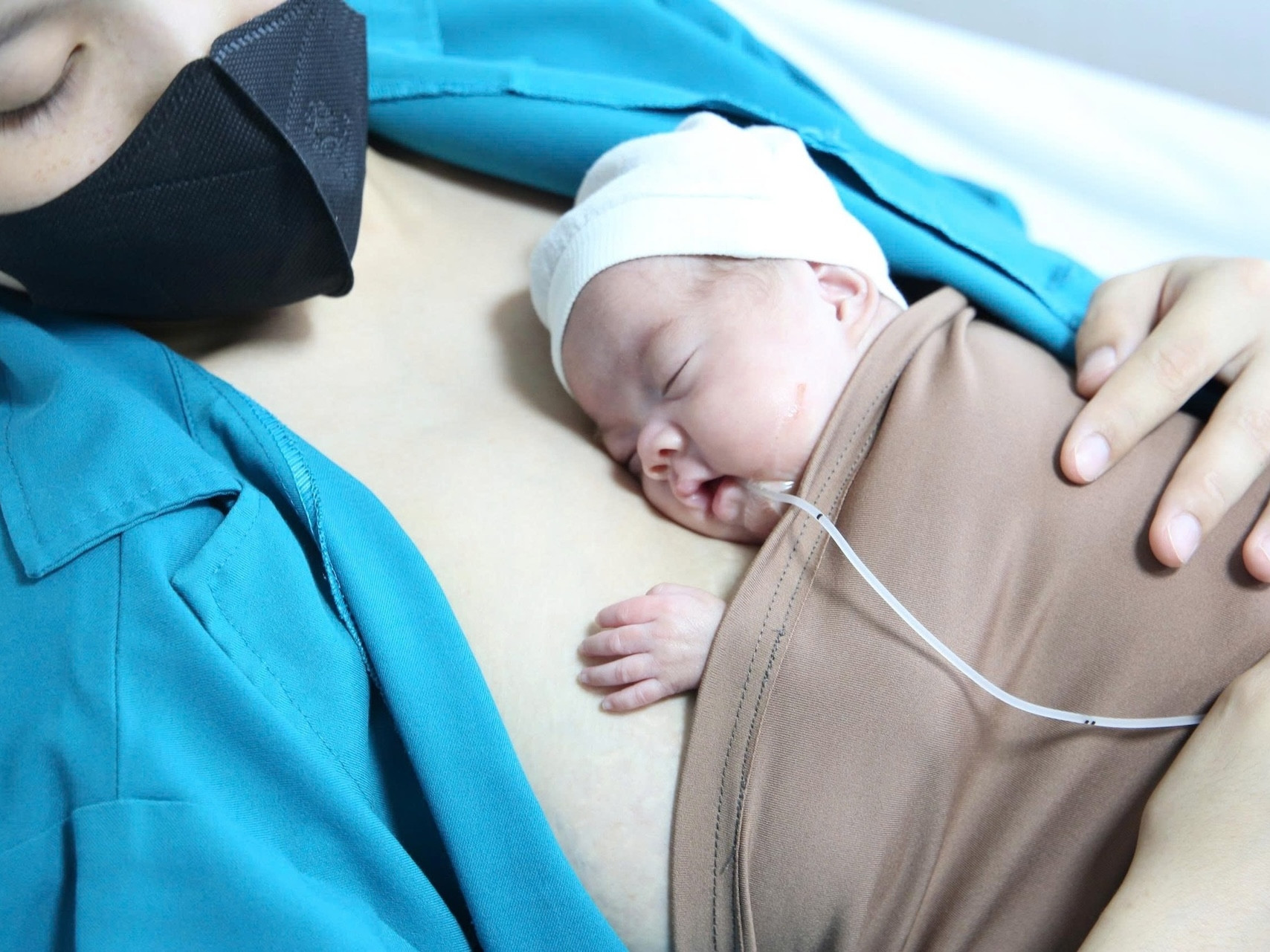 Hành trình 103 ngày kỳ diệu nuôi bé sinh non chỉ nặng 550 gram - Ảnh 1. Hành trình 103 ngày kỳ diệu nuôi bé sinh non chỉ nặng 550 gram - Ảnh 1.