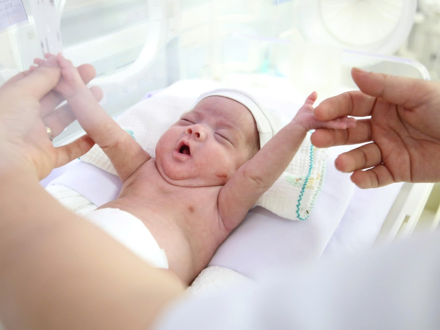 Hành trình 103 ngày kỳ diệu nuôi bé sinh non chỉ nặng 550 gram - Ảnh 2. Hành trình 103 ngày kỳ diệu nuôi bé sinh non chỉ nặng 550 gram - Ảnh 2.