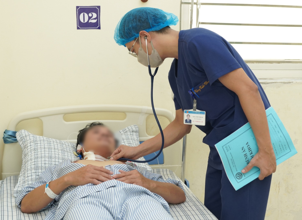 Người đàn ông trẻ suýt chết sau khi bị kiến cắn - Ảnh 1.