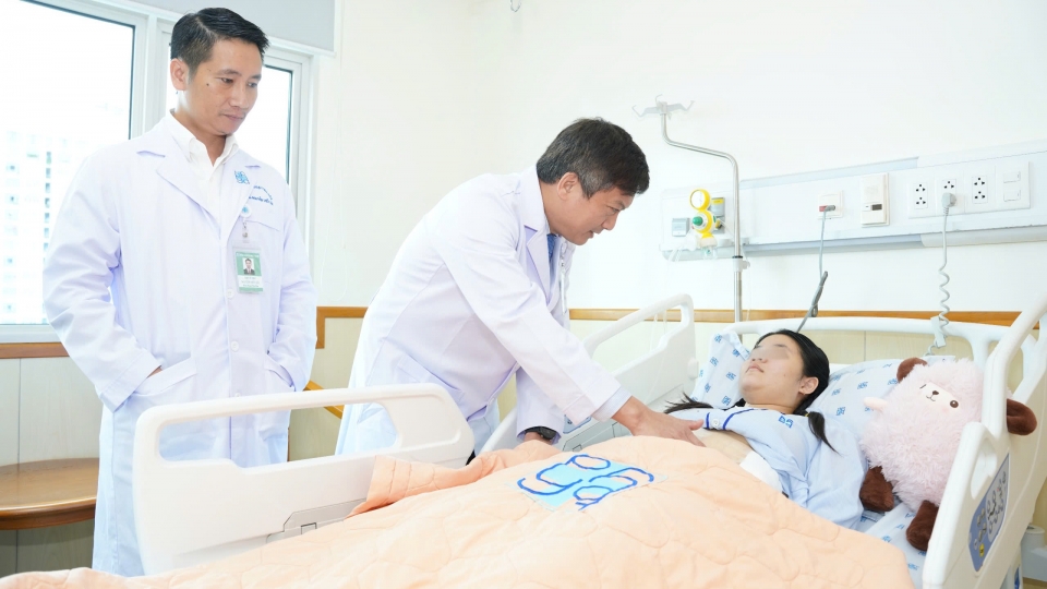 Cứu nam bệnh nhân suýt tàn phế vì bị chẩn đoán sai bệnh 2 lần - Ảnh 3. Cứu nam bệnh nhân suýt tàn phế vì bị chẩn đoán sai bệnh 2 lần - Ảnh 3.
